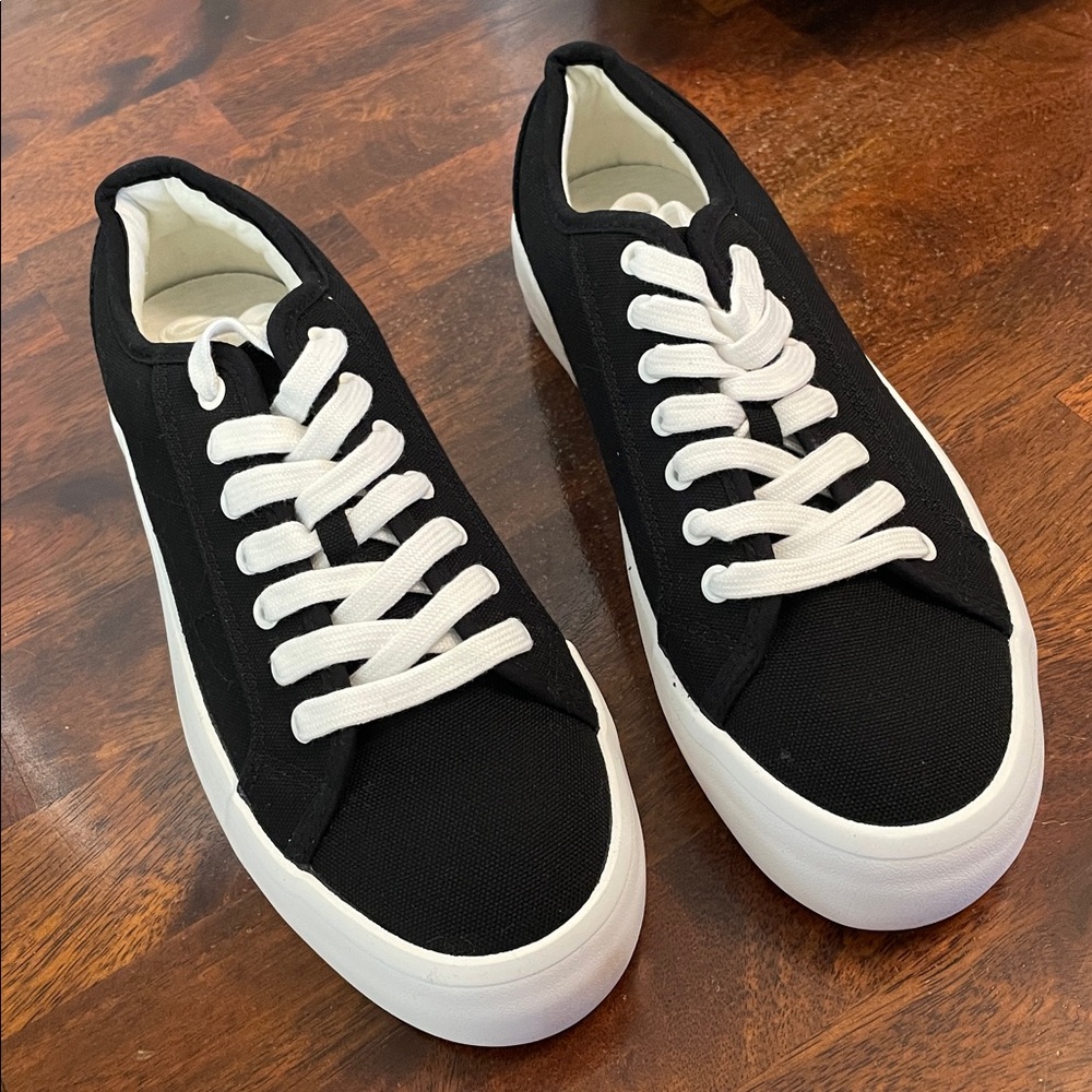 CUSHIONAIRE Classic Black and White Women's Sneakers size 8